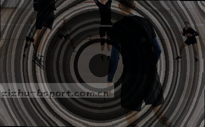 红蓝球员拼抢瞬间，比分牌滚动更新。